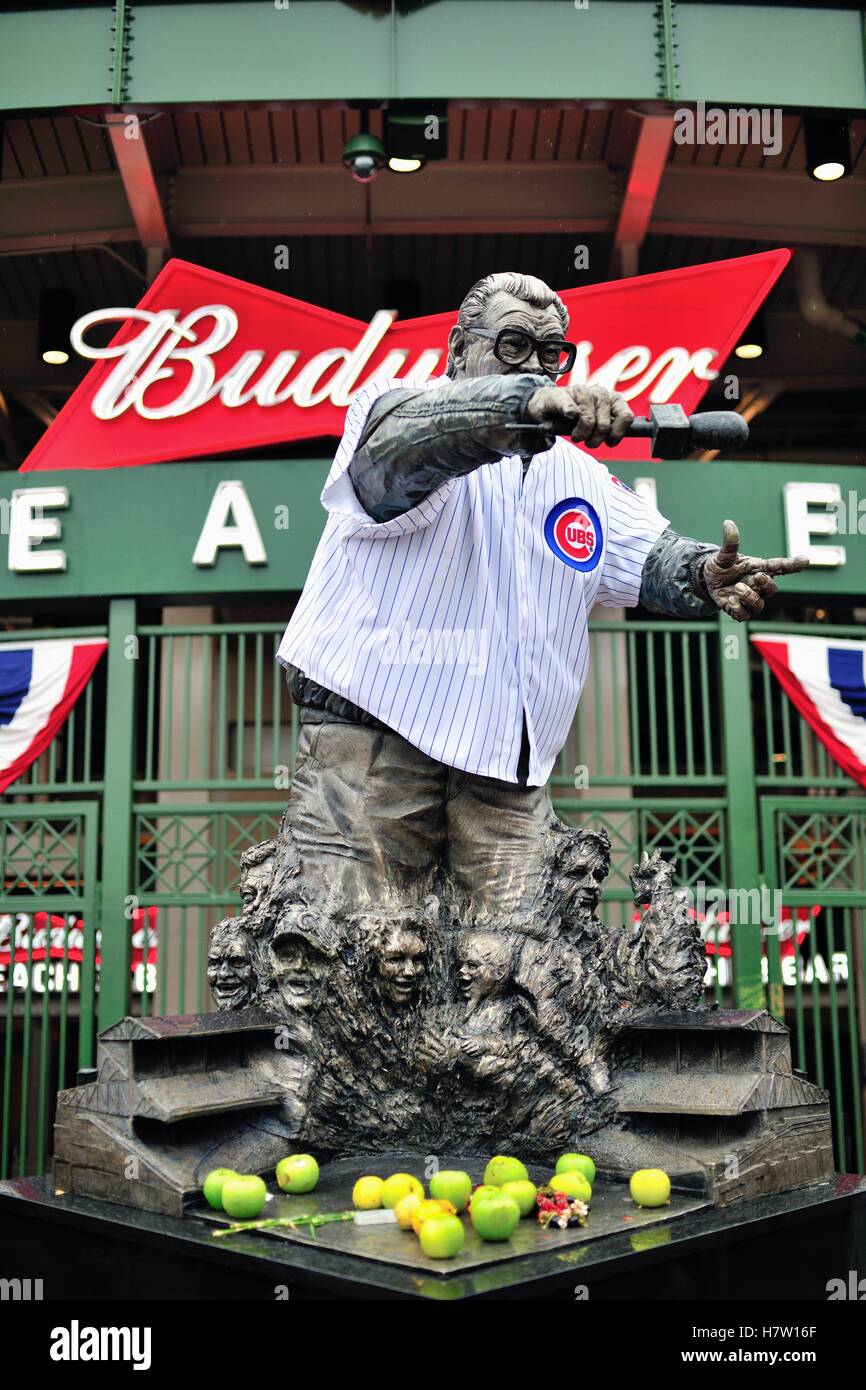 Durante il 2016 World Series a Wrigley Field, casa dei Chicago Cubs, la statua della leggendaria emittente Harry Caray. Chicago, Illinois, Stati Uniti d'America. Foto Stock