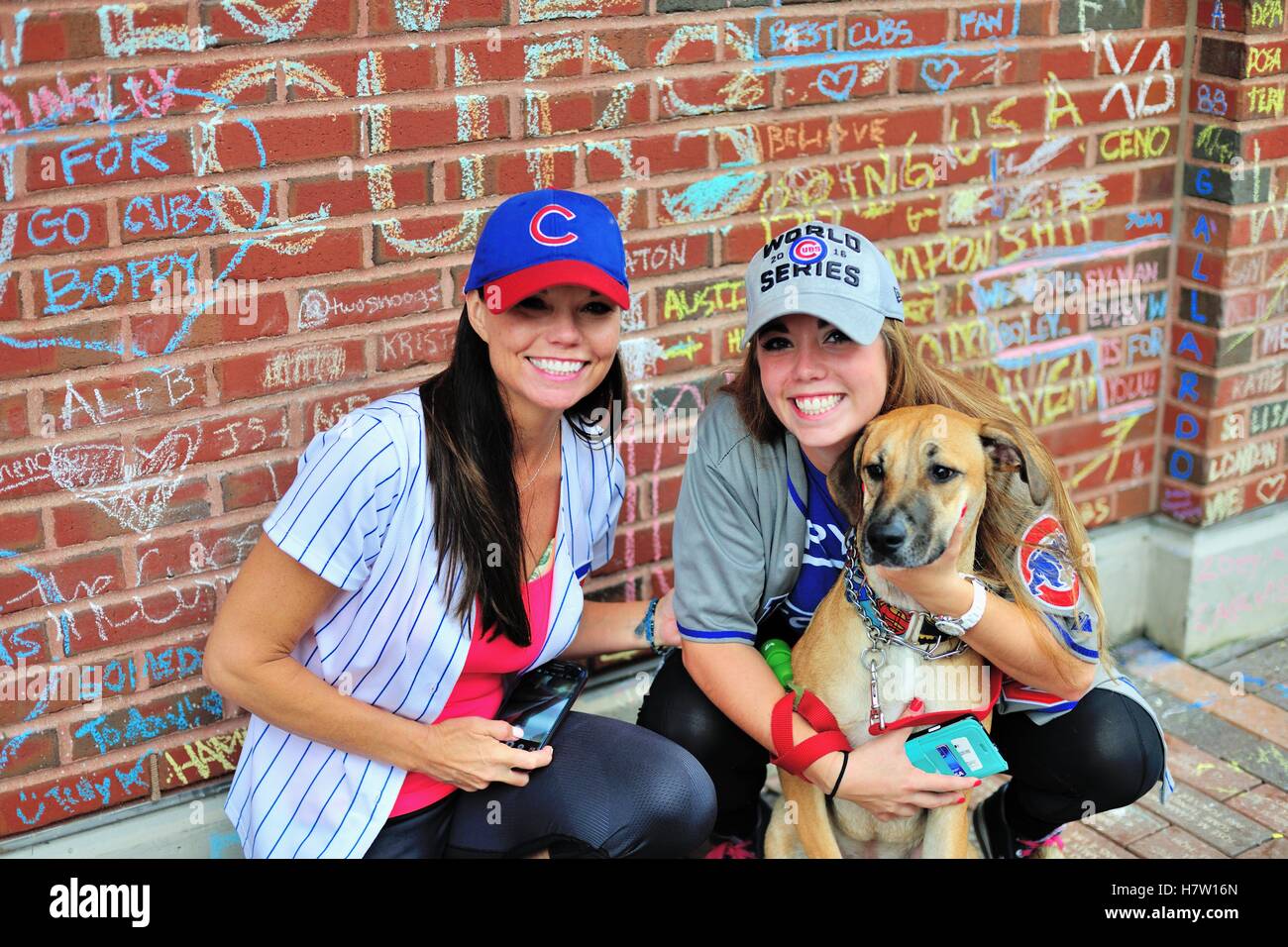 Durante la serie di mondo, migliaia di persone hanno reso un pellegrino-come viaggio a Wrigley Field per creare i messaggi di gesso. Chicago, Illinois, Stati Uniti d'America. Foto Stock