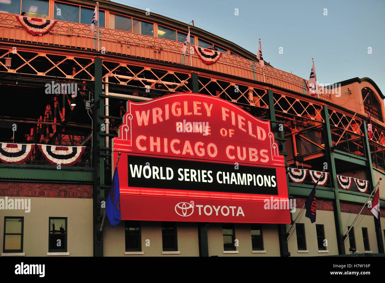 Un oltremodo lunga attesa è finalmente finita come il Chicago Cubs ha vinto la World Series per la prima volta dal 1908. Foto Stock