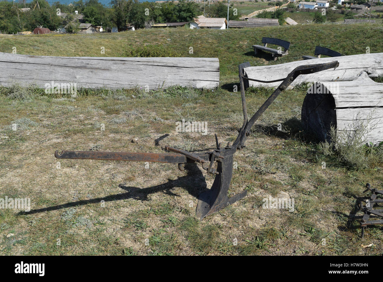 La mostra del vecchio aratro sull'erba. un antica tecnica per scavare il suolo. Foto Stock