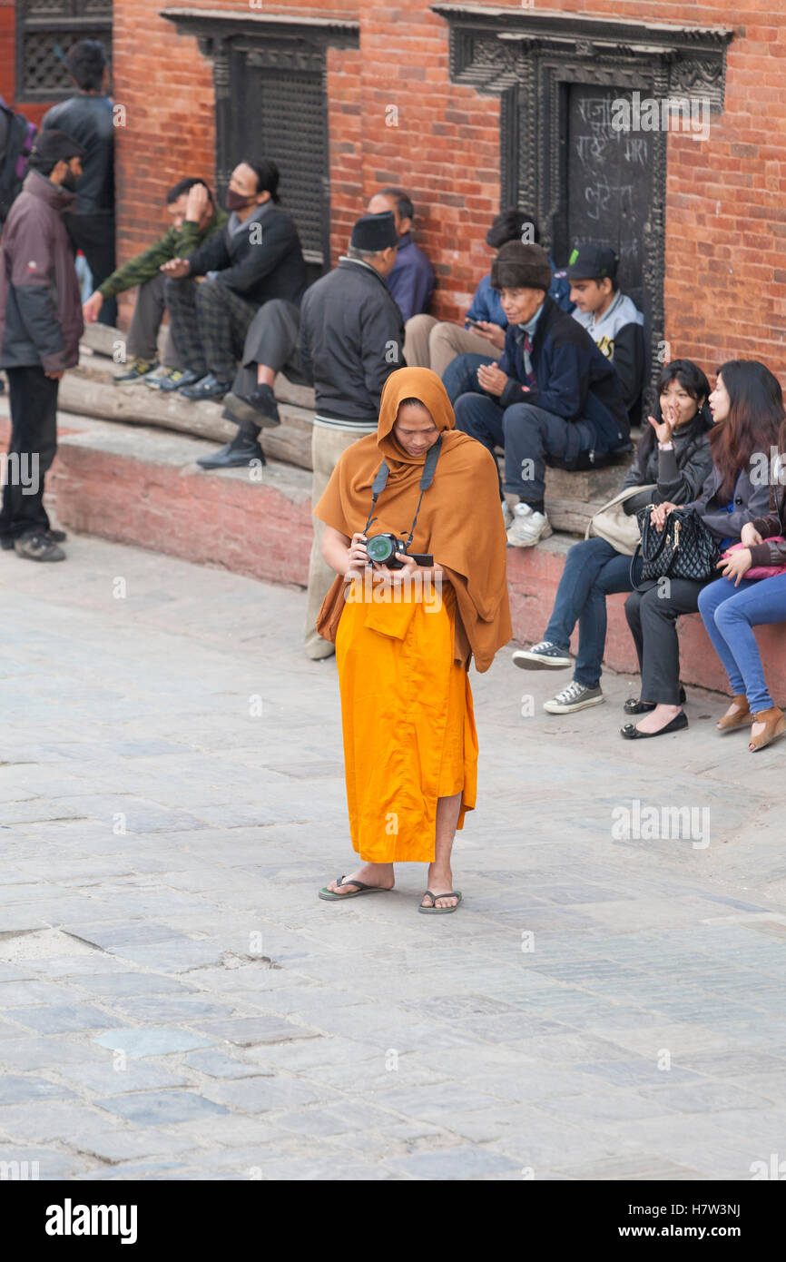 Un monaco buddista di scattare una foto, Kathmandu, Nepal Foto Stock