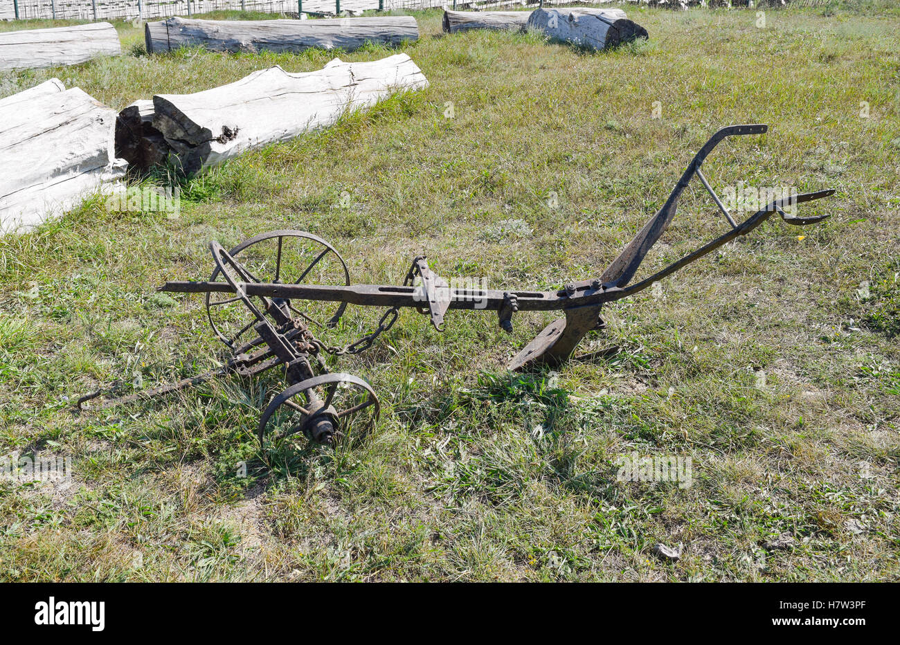 La mostra del vecchio aratro sull'erba. un antica tecnica per scavare il suolo. Foto Stock