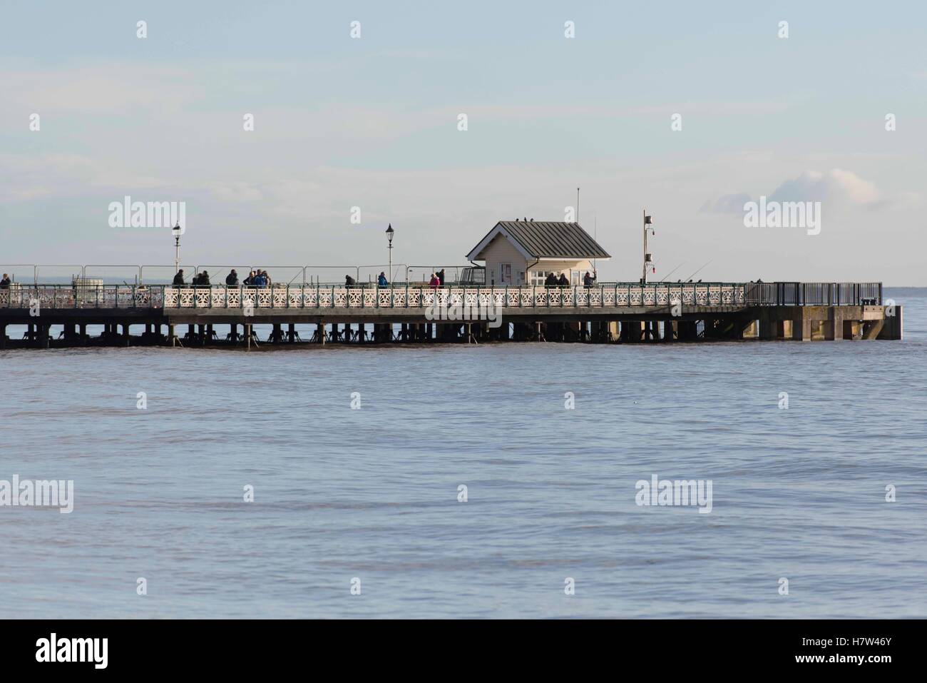 Alta Marea a Penarth Pier a Penarth, nel Galles del Sud. Foto Stock