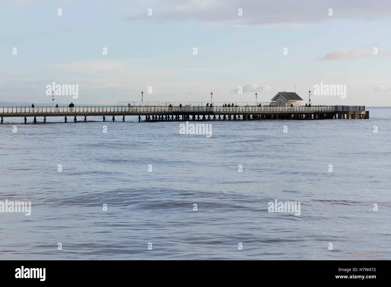 Alta Marea a Penarth Pier a Penarth, nel Galles del Sud. Foto Stock