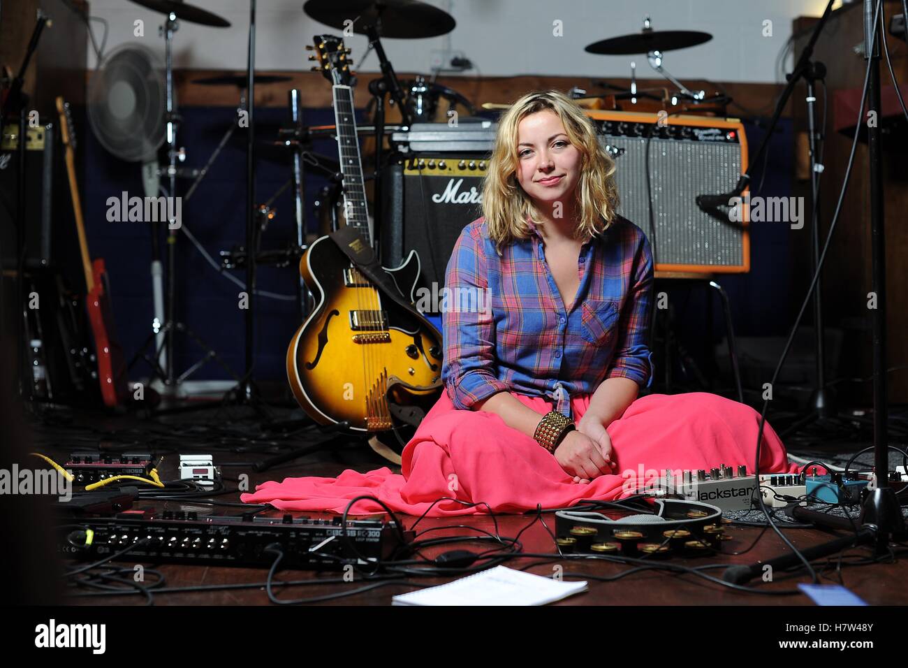 Il cantante Charlotte Church pone per un ritratto in music studio. Foto Stock