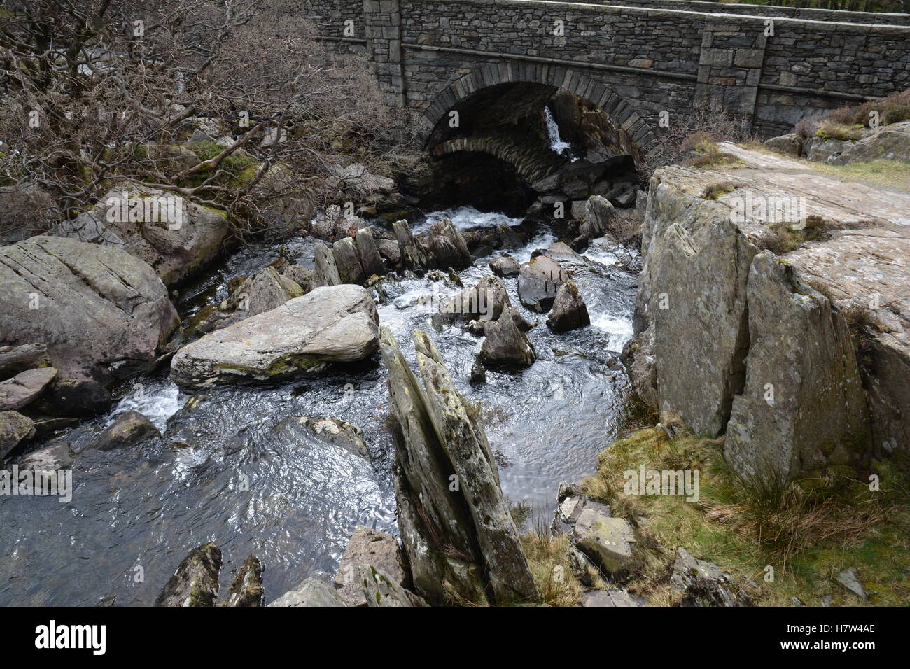 Pittoresca vecchia strada Drovers packhorse bridge nascosta al di sotto di un5 ponte Pont Pen-y-benglog sopra Ogwen cade Snowdonia Wales UK Foto Stock