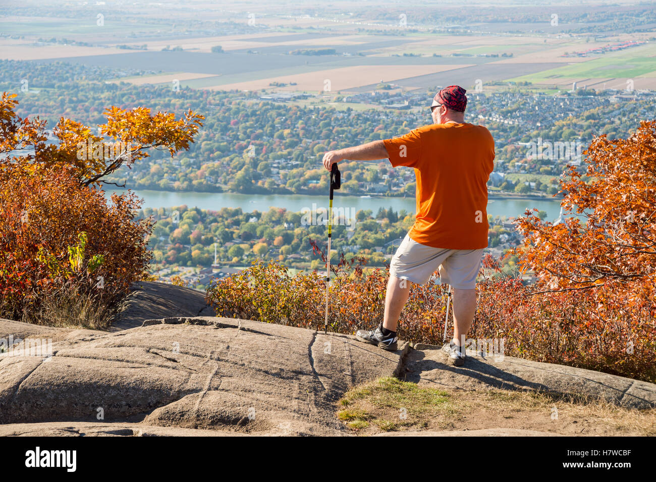 Trekker alla sommità di Dieppe scogliera sul Mont Saint-Hilaire in Quebec Foto Stock