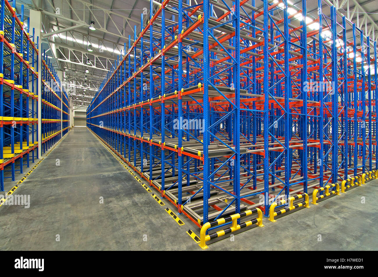 Magazzino di stoccaggio di scaffalatura, metallo, sistemi di palettizzazione Foto Stock