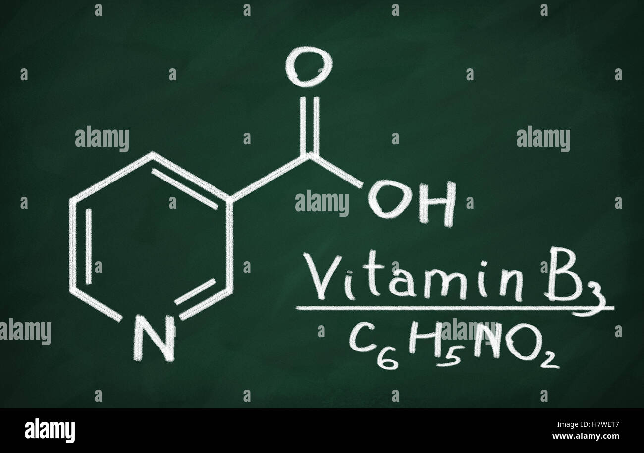 Il modello strutturale della vitamina B3 (Niacina) sulla lavagna. Foto Stock