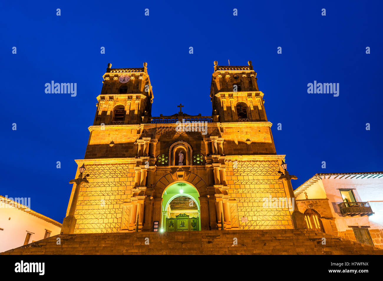 Notte tempo shot della cattedrale di Barichara, Colombia dopo il tramonto durante le ore di colore blu Foto Stock