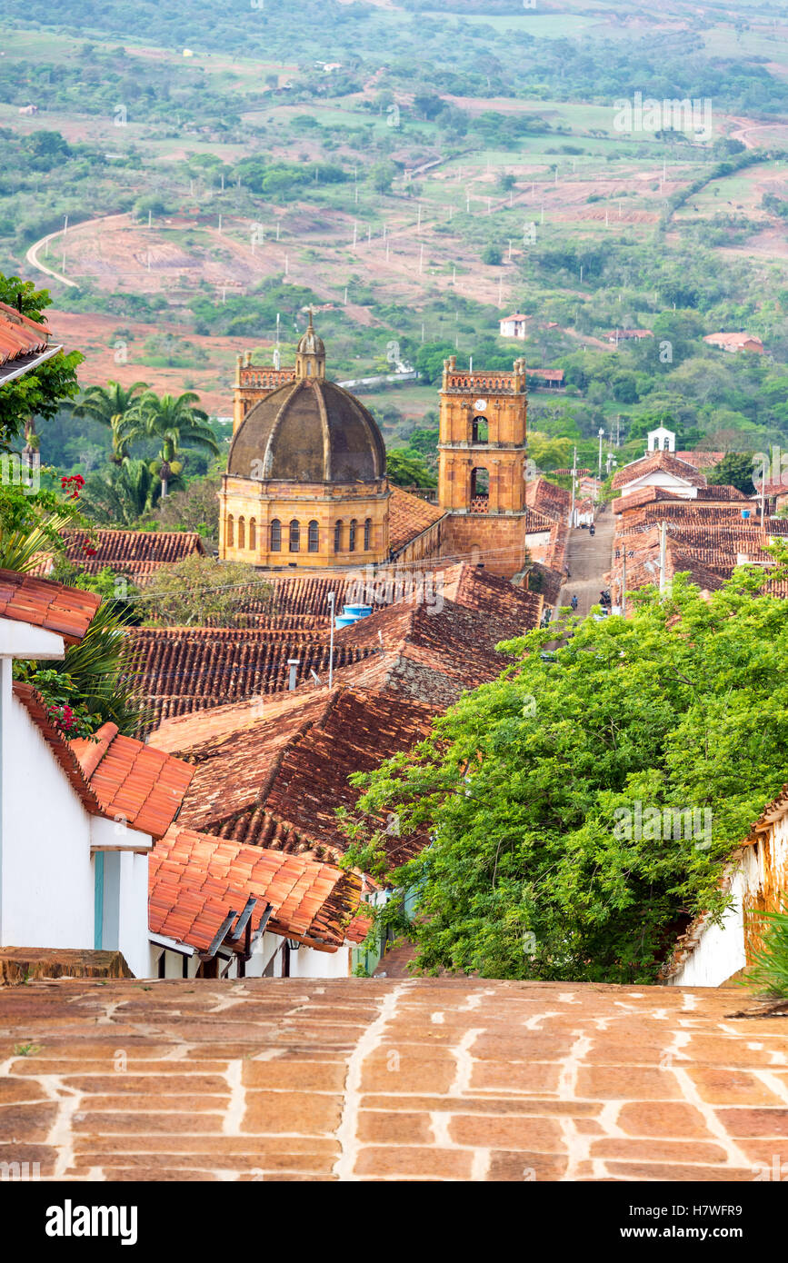 Vista verticale della città di Barichara, Colombia con la cattedrale in fondo alla collina Foto Stock