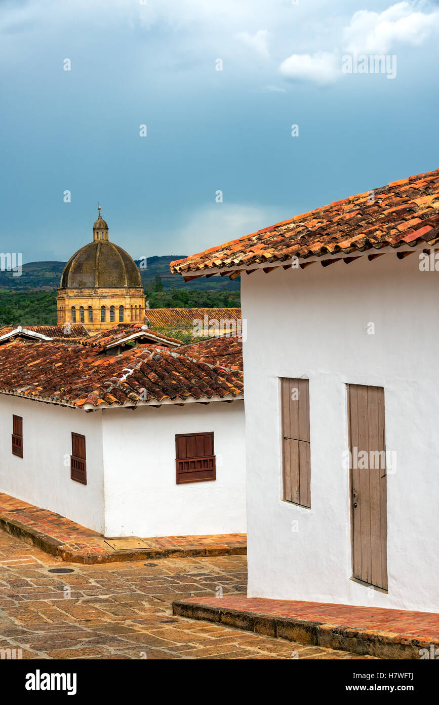 Architettura coloniale e la cupola della cattedrale in Barichara, Colombia Foto Stock