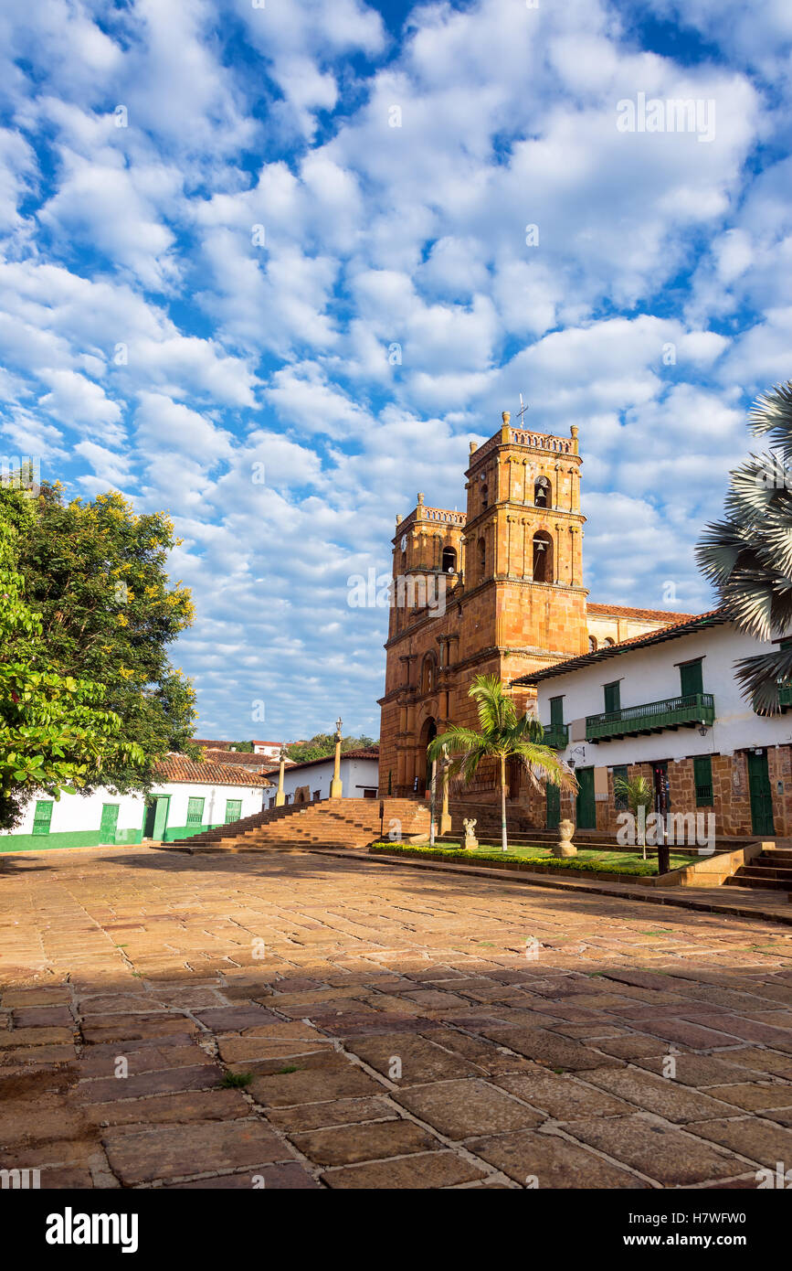 Vista verticale della cattedrale di Barichara, Colombia con interessante cielo Foto Stock