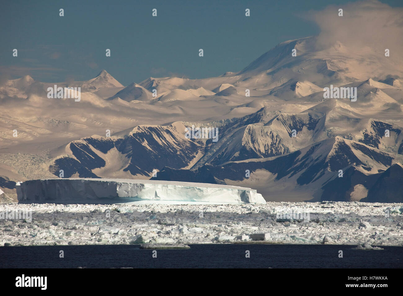 Iceberg intrappolato nel pack di ghiaccio, Admiralty Range, Antartide Foto Stock