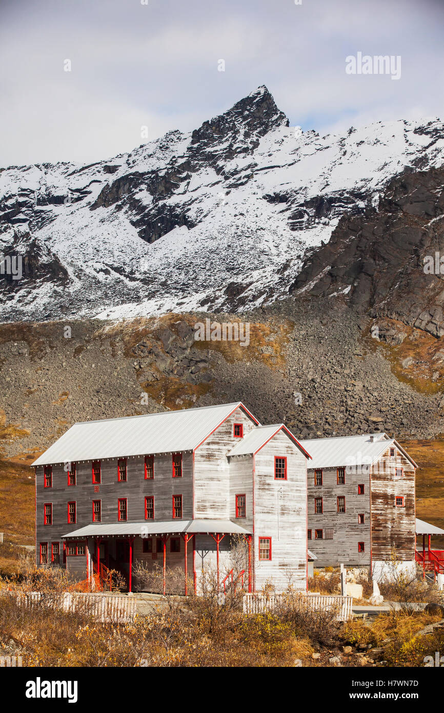 Miniera di indipendenza degli edifici in Hatcher Pass in autunno, Talkeetna montagne centromeridionale, Alaska, STATI UNITI D'AMERICA Foto Stock