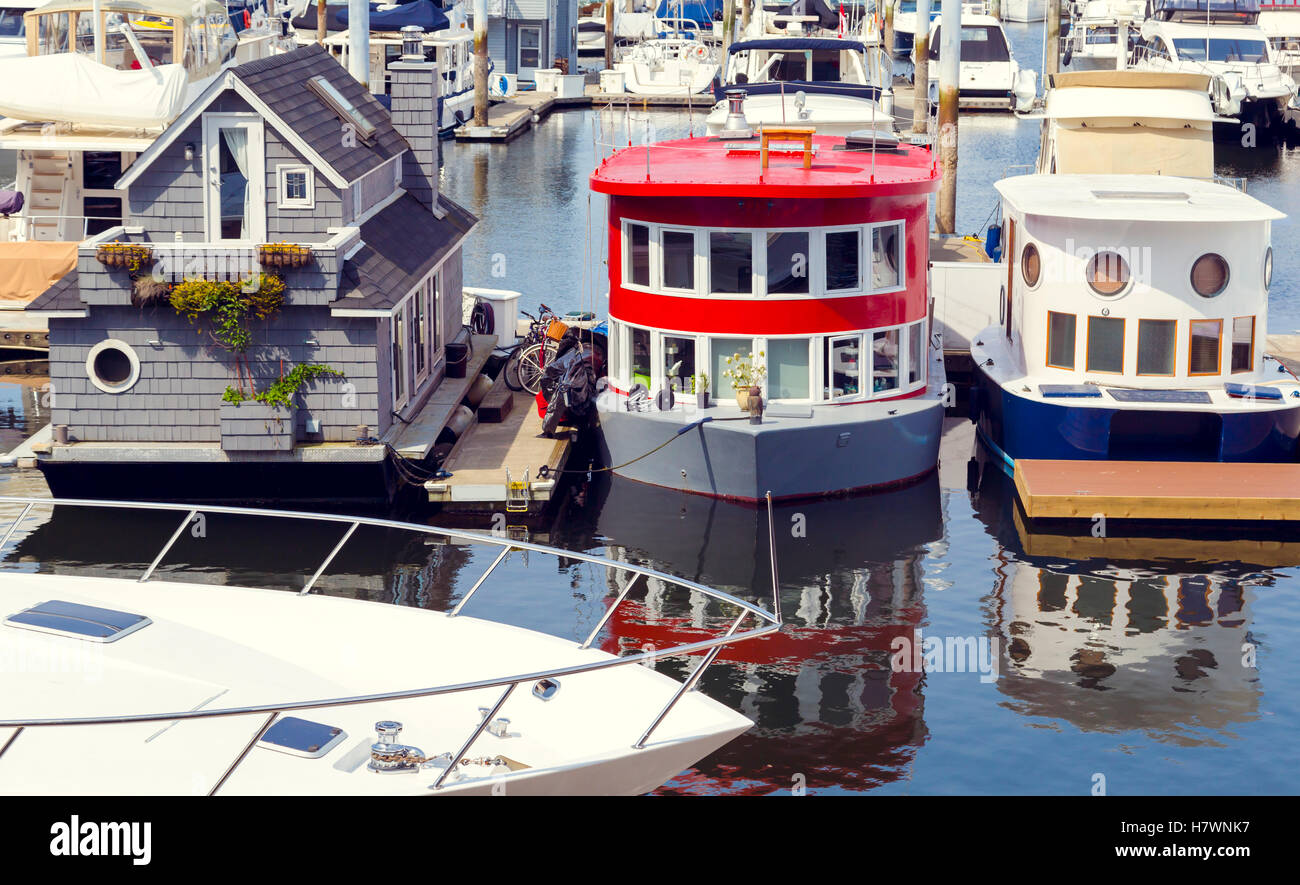 Questi moderni piccola barca casa case hanno il primo sull'acqua immobili nel mezzo del centro cittadino di Vancouver, il massimo dello stile di vita urbano per la città Foto Stock