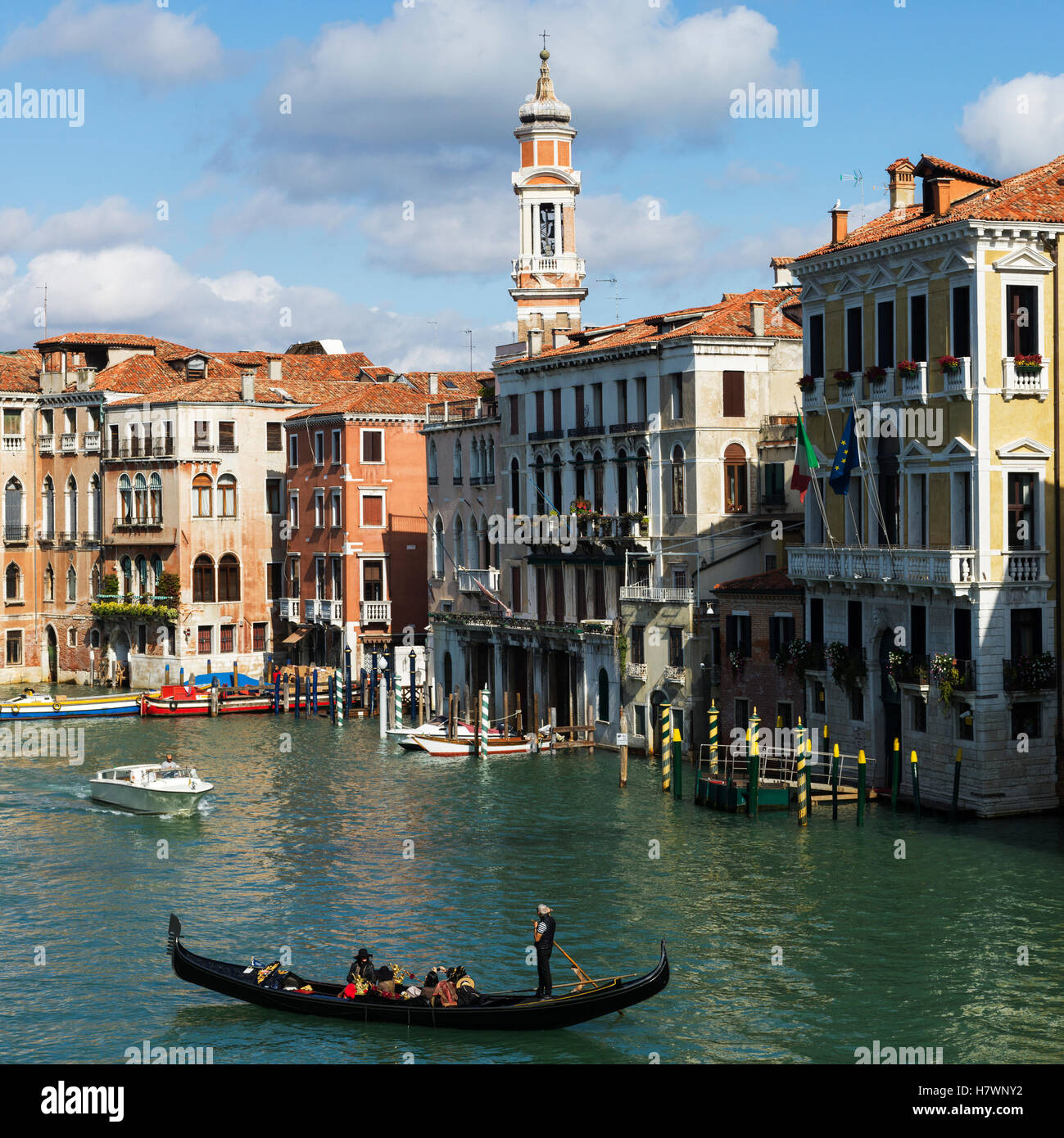 Gondola in un canale; Venezia, Italia Foto Stock