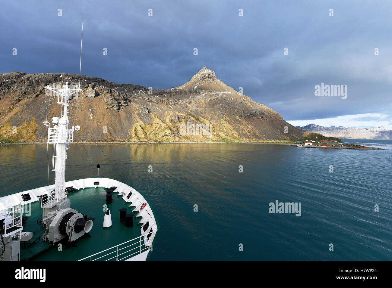 Nave da crociera nel porto tranquillo di Grytviken; Grytviken, Georgia del Sud Georgia e Isole Sandwich del Sud, Regno Unito Foto Stock