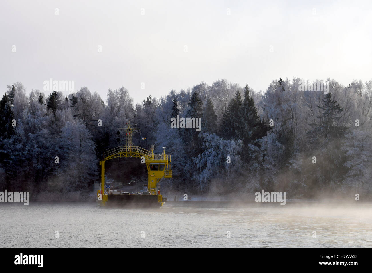 Traghetto in inverno. La nebbia che sorgono dal mare. Bianco alberi ghiacciati sullo sfondo. Luogo: Parainen, Finlandia. Foto Stock