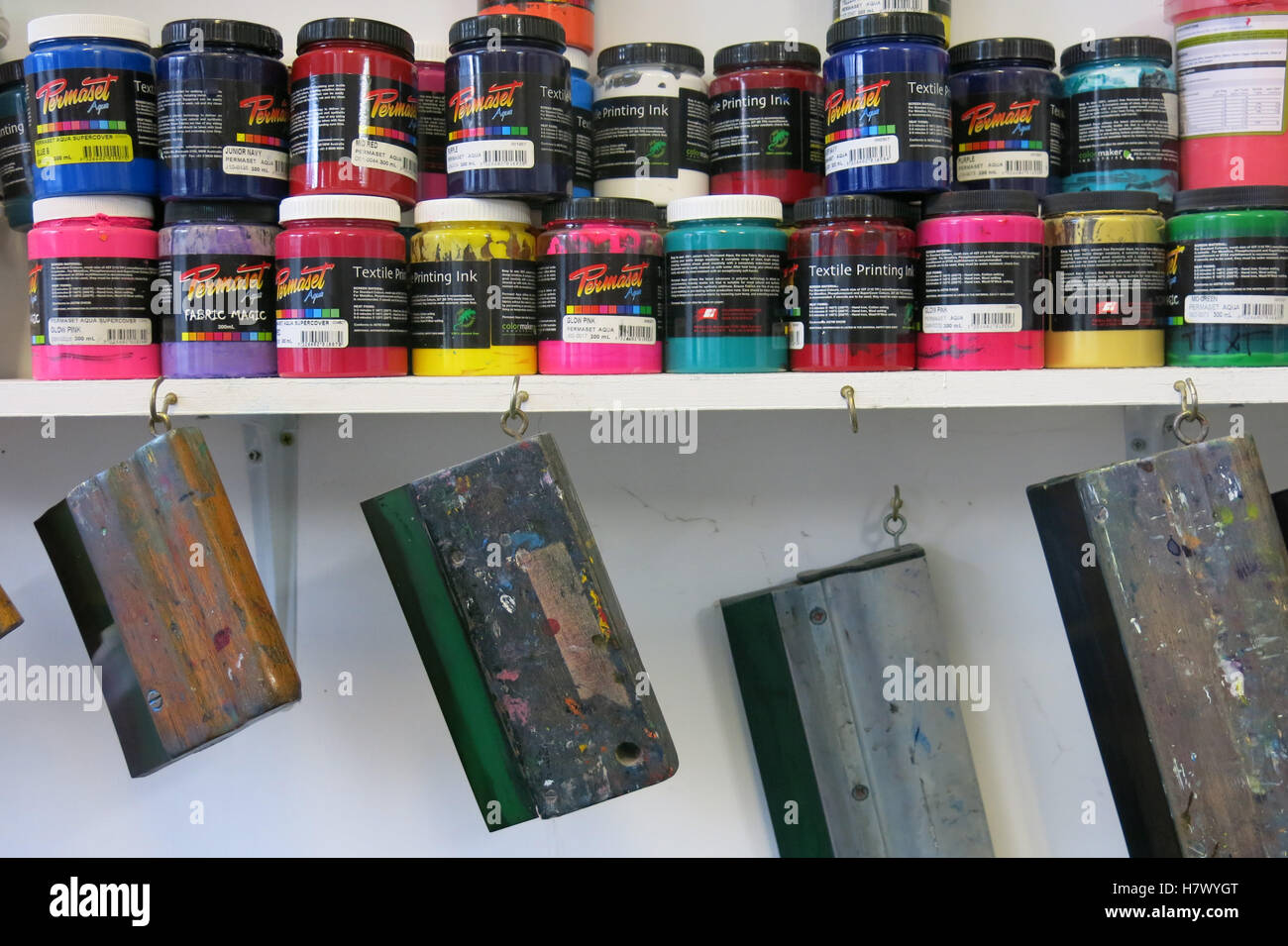 Inchiostro per stampa serigrafica e spatole Foto Stock