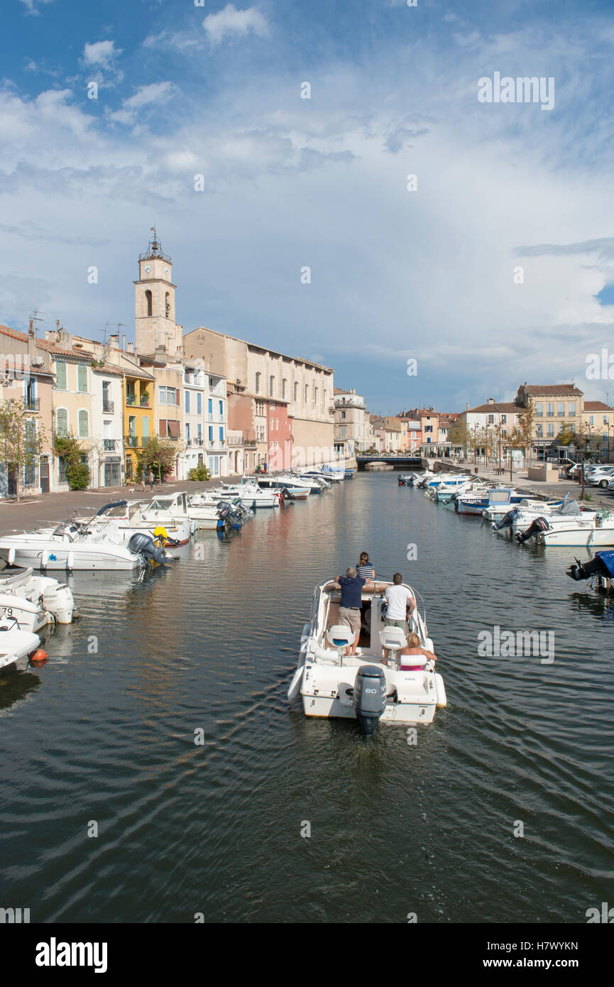 I barcaioli sul Canal Saint-Sébastien nel cuore del centro storico di Martiques, spesso chiamata la Venezia della Provenza Foto Stock