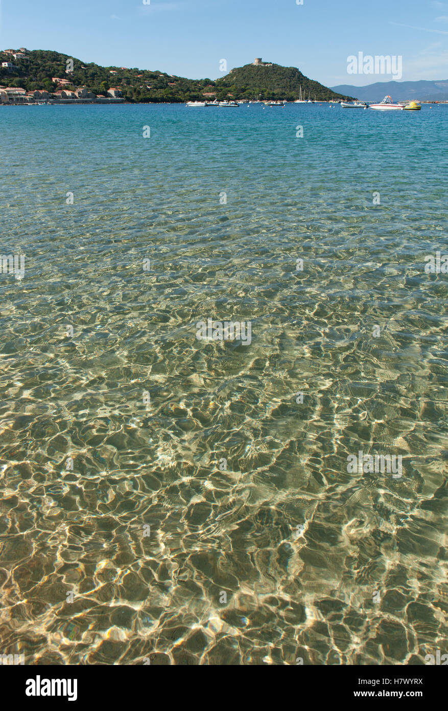 L'ampia baia sabbiosa spiaggia di Portigliolo di Belvédère-Campomoro è sorvegliato da una torre Genovese, Corsica, Francia Foto Stock