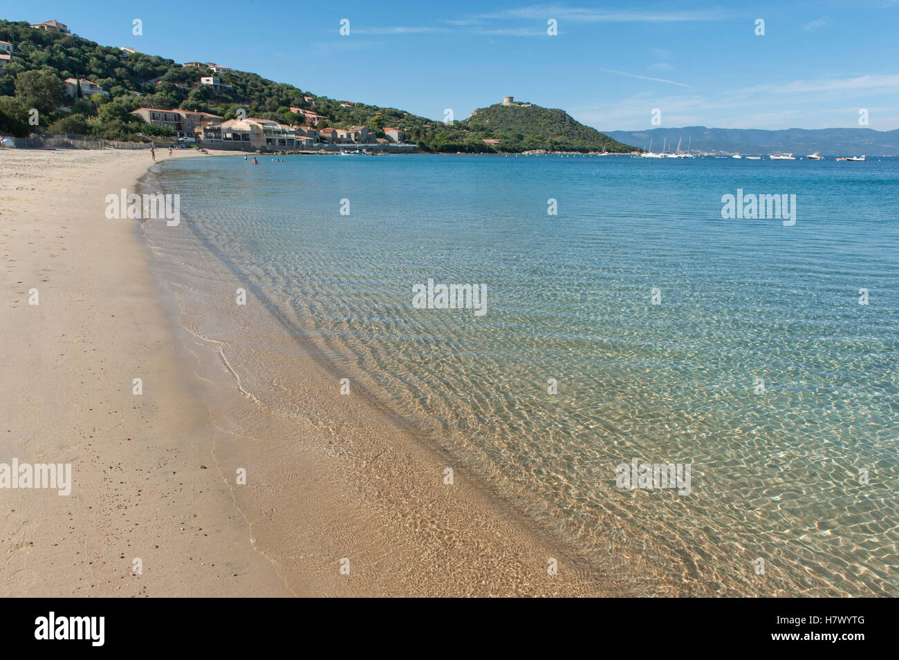 La baia di Belvédère-Campomoro con la sabbiosa e rocciosa spiaggia di Portigliolo, barche da pesca e torre genovese, Corsica, Francia Foto Stock