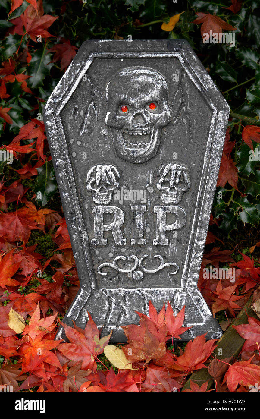 La lapide di Halloween decorato con teschi e riposare in pace lettering RIP, Vancouver, BC, Canada Foto Stock