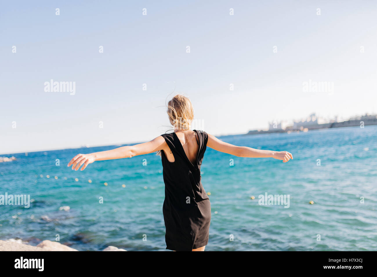 Felice donna bionda dal mare in estate Foto Stock