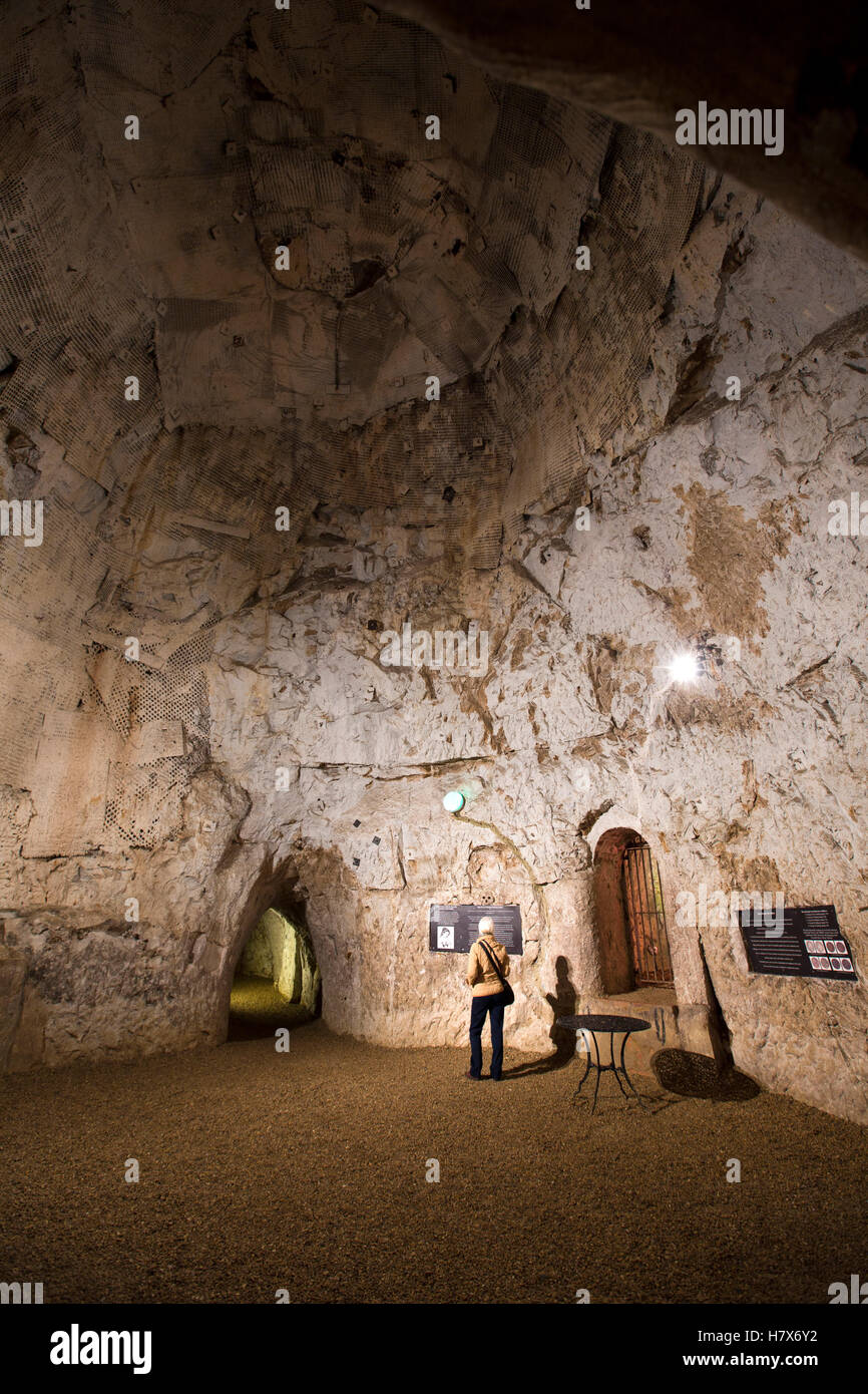 Regno Unito, Inghilterra, Buckinghamshire, West Wycombe, Church Lane, Fuoco di inferno grotte, interno, visitatore nella sala banchetti Foto Stock