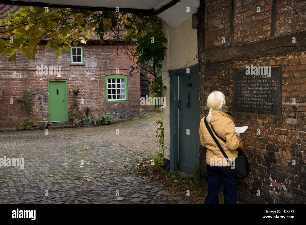 Regno Unito, Inghilterra, Buckinghamshire, West Wycombe, High Street, ex Black Boy Inn carreggiata, il turista nella storia del villaggio la placca Foto Stock