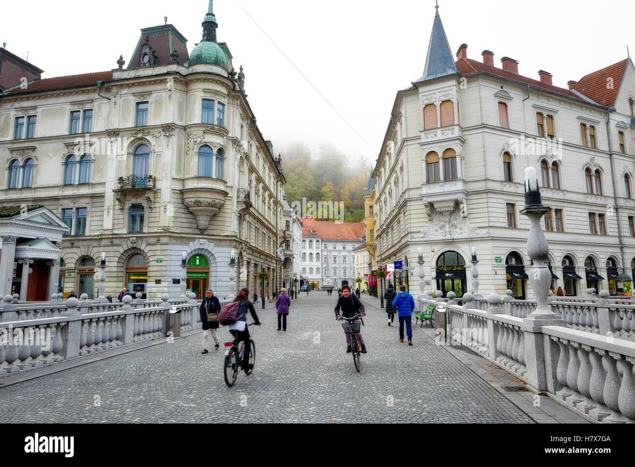 Pedone e bicicletta il traffico sul ponte Tromostovje Ljubljana, Slovenia Foto Stock