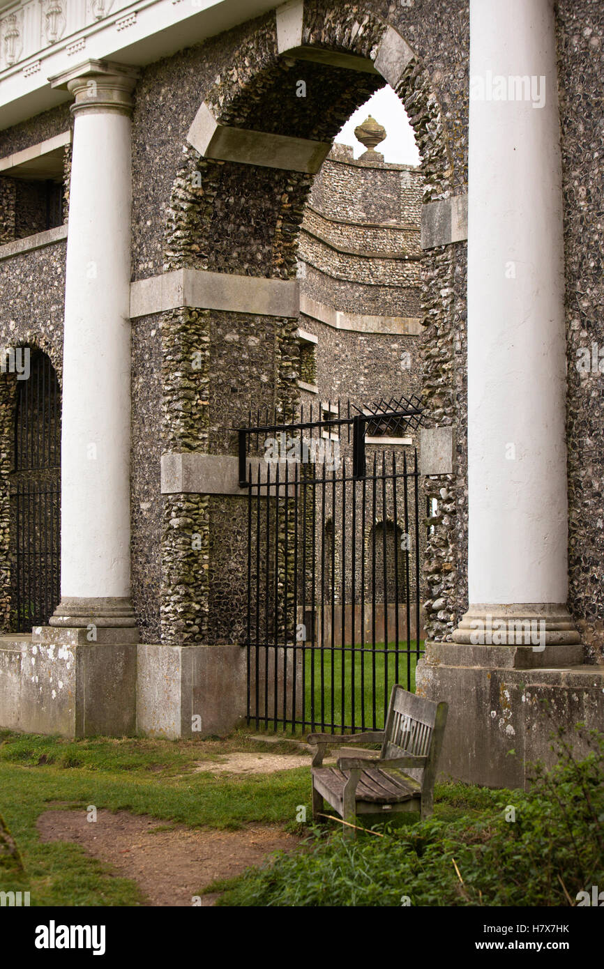 Regno Unito, Inghilterra, Buckinghamshire, West Wycombe, Dashwood Mausoleo, banco a archway gated Foto Stock