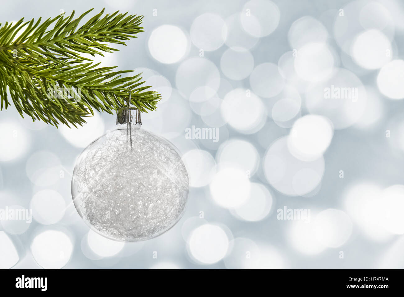 Bianco Natale sfera pendente da un ramo, sfondo bokeh di fondo Foto Stock Bianco Natale sfera pendente da un ramo, sfondo bokeh di fondo Foto Stock