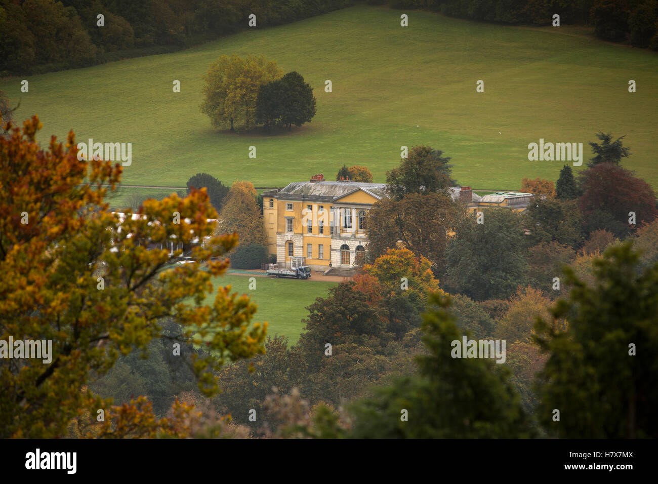 Inghilterra, Buckinghamshire, West Wycombe, vista in elevazione della casa in autunno Foto Stock