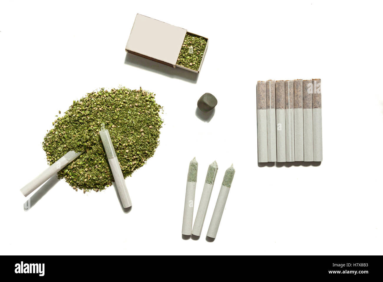 Weed per fumatori.La cannabis riempito nella casella, la pila sul tavolo con due sigarette laminati di canapa, sette sigarette di t Foto Stock