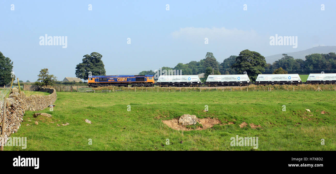 Un treno merci trainato da una locomotiva diesel di viaggiare attraverso le Yorkshire Dales vicino Hetton. Foto Stock