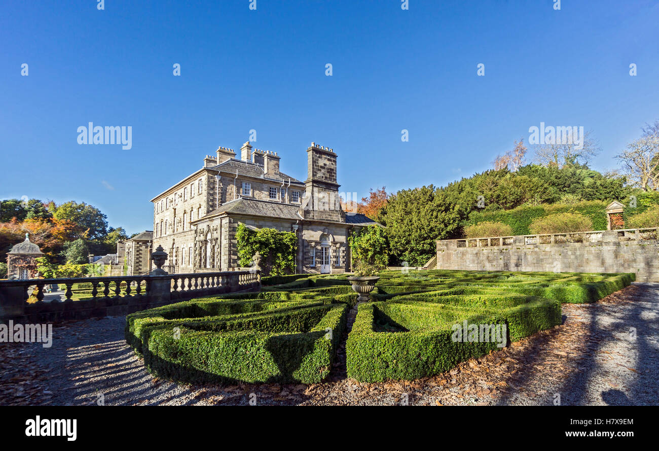 Pollok House di Pollok Country Park Glasgow Scozia vista da est in autunno colori con giardino formale Foto Stock