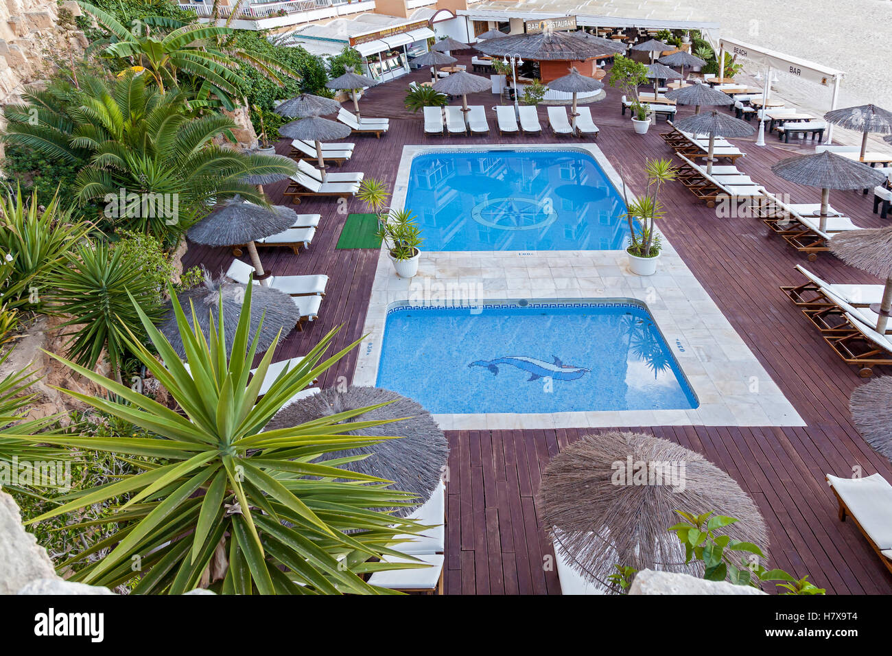 Spagna Palma il 19 giugno due piscine turchese tra sedie a sdraio con capannoni e palme, 19 giugno 2016 la Spagna Palma Foto Stock