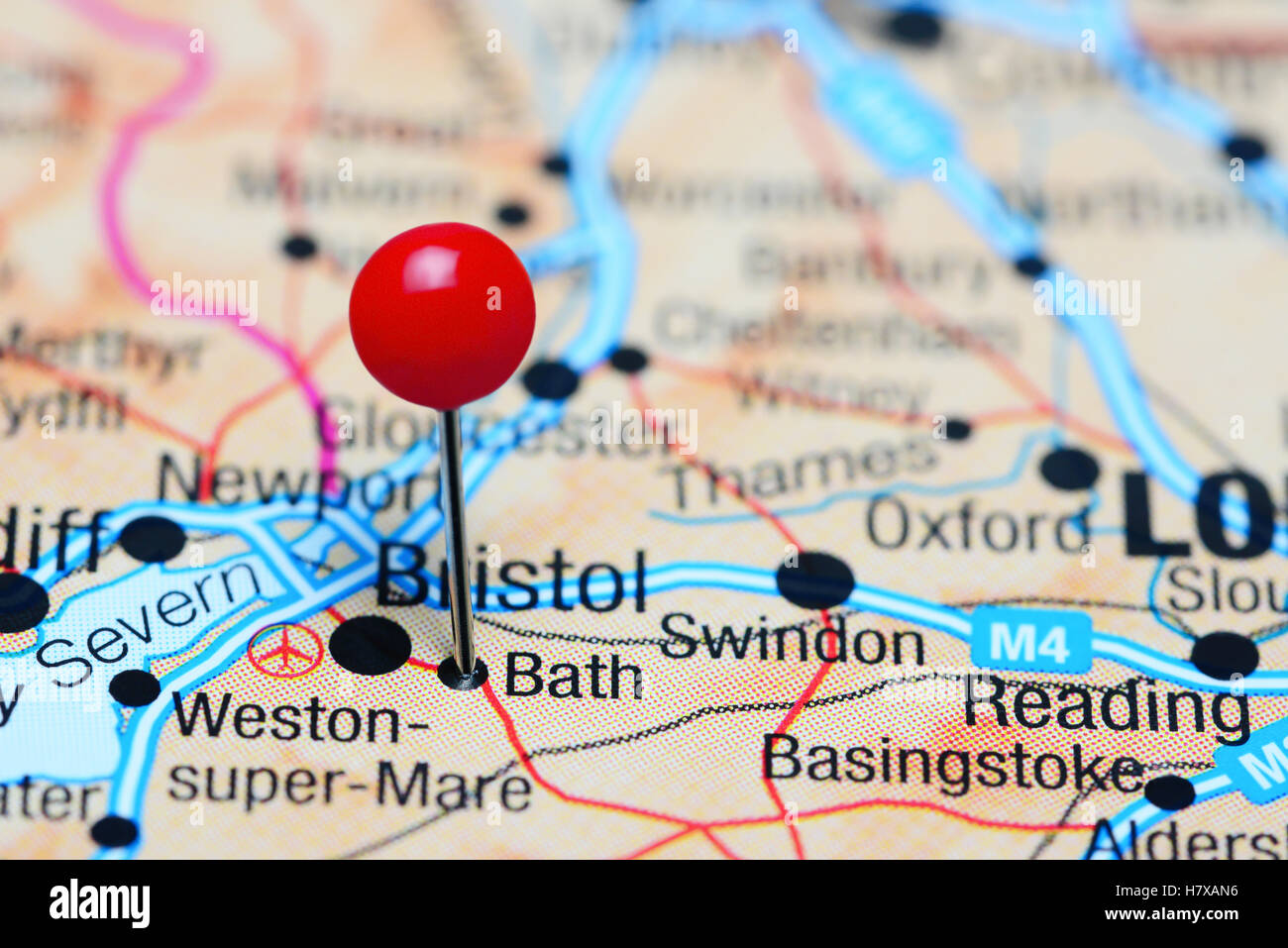 Vasca da bagno imperniata su di una mappa del Regno Unito Foto Stock