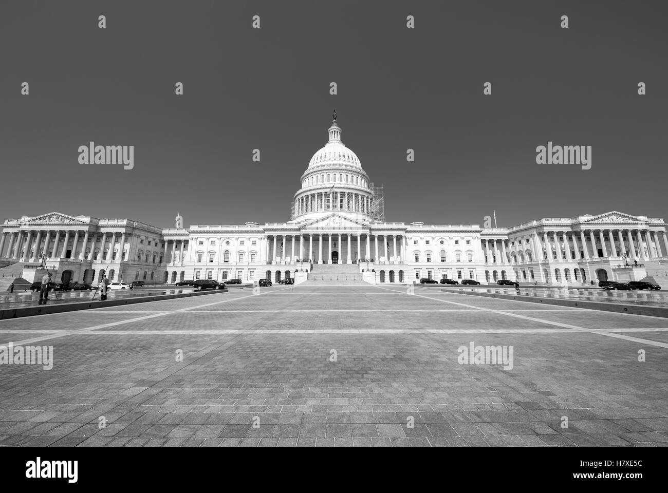 Vista frontale del Campidoglio con il Senato e la Camera dei rappresentanti a Washington DC, Stati Uniti d'America in squallide in bianco e nero Foto Stock