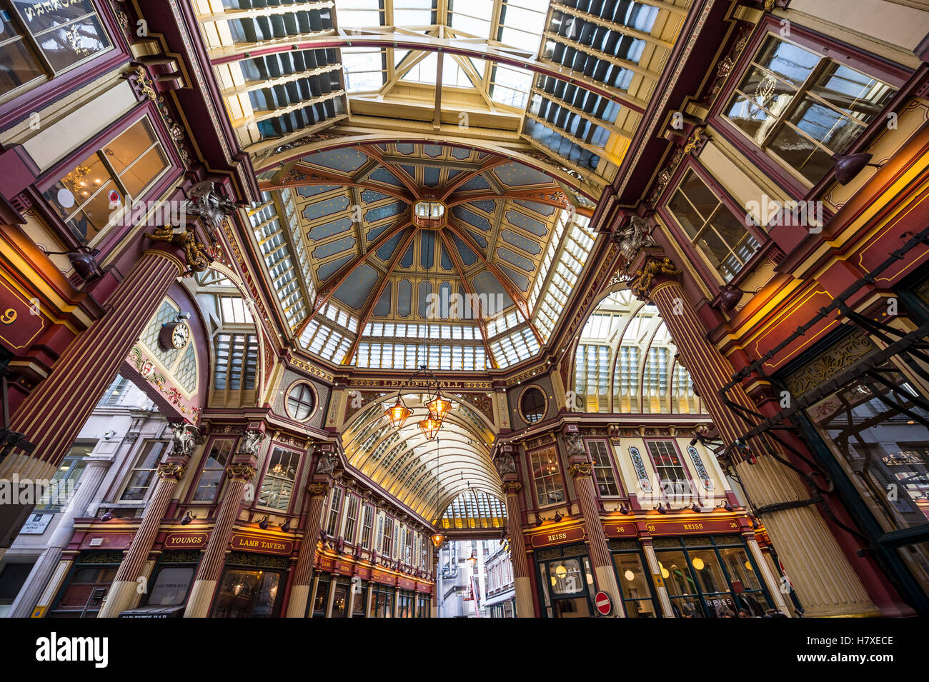 Londra - 3 Novembre 2016: autunno i filtri di luce attraverso il portico in stile vittoriano del mercato Leadenhall, costruita nel XIX secolo Foto Stock