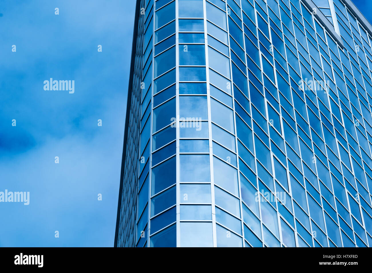 Immagine di un ufficio moderno edificio contro il cielo nuvoloso Foto Stock