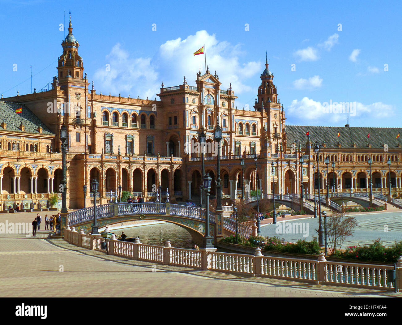 Straordinaria architettura della famosa Plaza de Espana sotto il cielo blu, Siviglia in Spagna Foto Stock