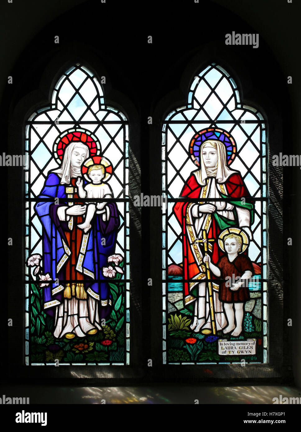 Finestra di vetro colorato, la chiesa di St Seiriol, Penmon, Anglesey Foto Stock