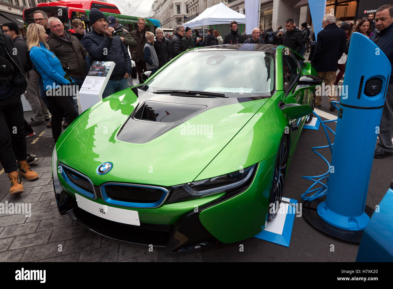 BMW i8, ibrido plug-in Auto sportiva, sul display nella bassa emissione automobilismo zona, del 2016 Regents Street Motor Show Foto Stock