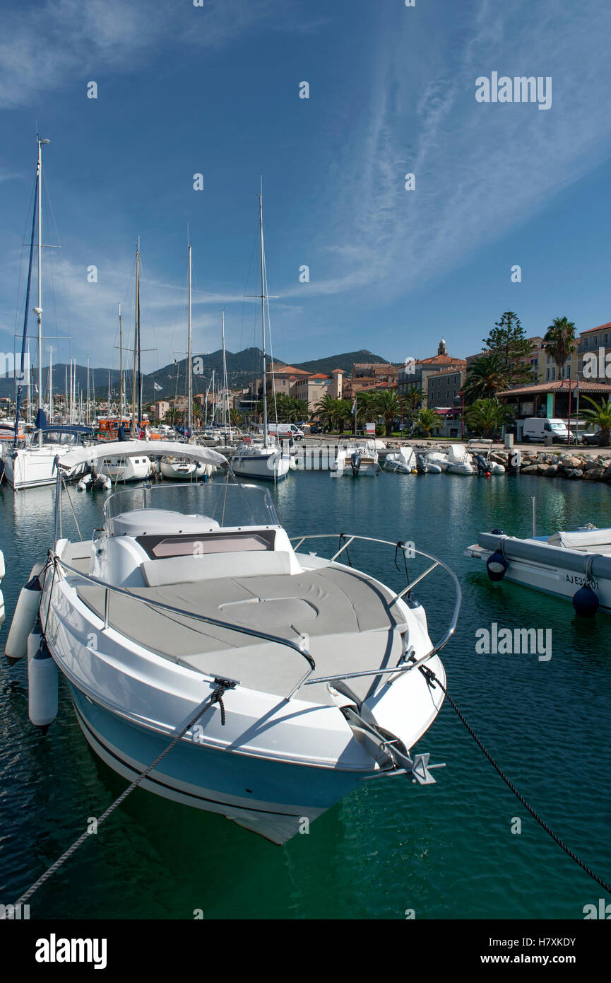 Barche a motore e barche a vela ormeggiata presso il porto turistico di  Propriano, una località balneare nel sud della Corsica, Francia Foto stock  - Alamy