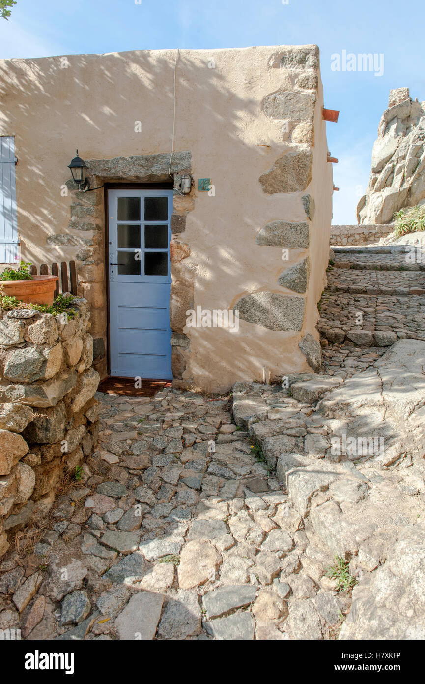 Pittoresca casa rurale costruito da granito nel villaggio di Sant'Antonino, Balagne, Corsica, Francia Foto Stock