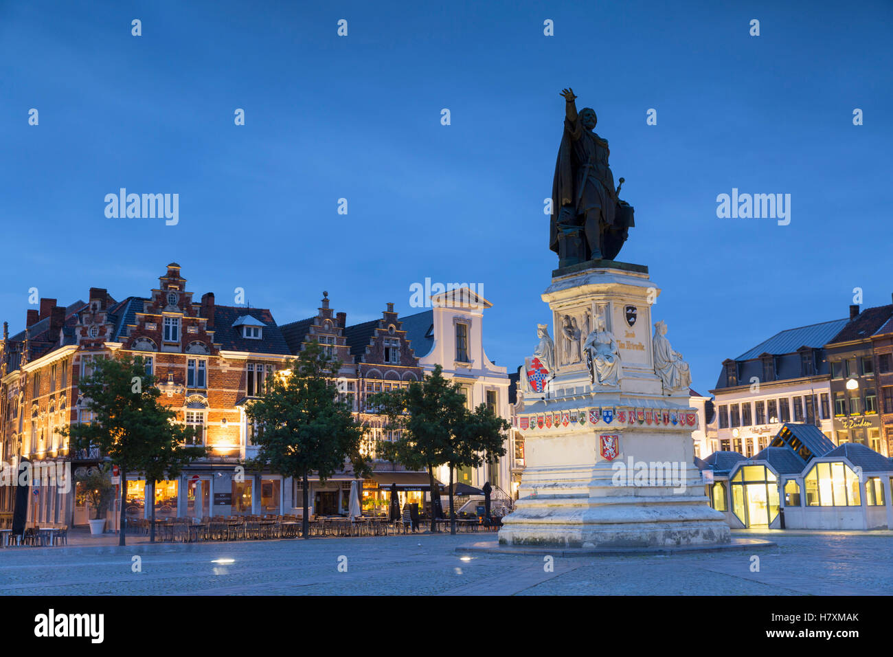 Venerdì Piazza del Mercato (Vrijdag Markt) al tramonto, Gand, Fiandre, in Belgio Foto Stock