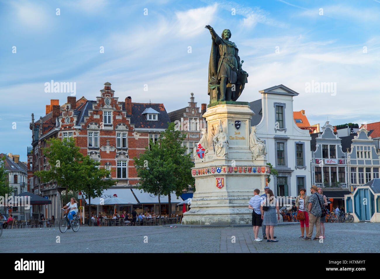 Statua nel mercato del venerdì (Vrijdagmarkt), Gand, Fiandre, in Belgio Foto Stock